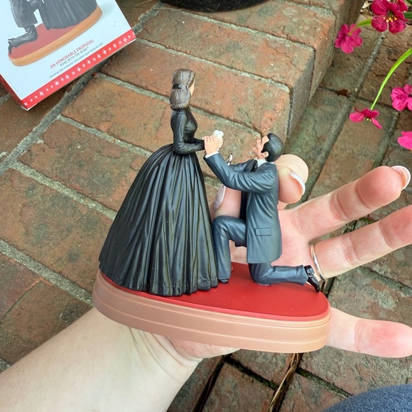 Hallmark 2016 AN HONORABLE PROPOSAL Gone With the Wind Magic Works NEW - Picture 4 of 4